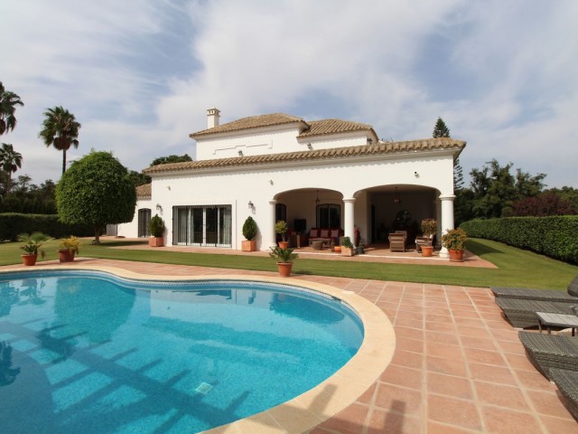 5 bedrooms Villa in San Roque, Spain No. 29205