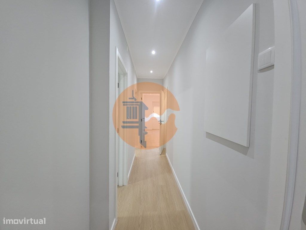 3 bedrooms Apartment in Amadora, Portugal No. 337418