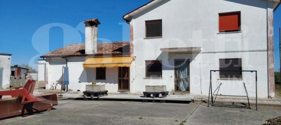 4 bedrooms House in Porto Viro, Italy No. 75317 10