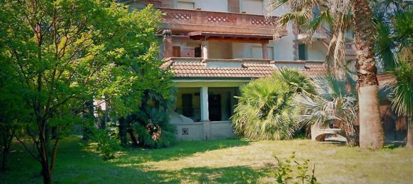 4 bedrooms Villa in Sarzana, Italy No. 251768 11