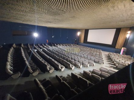 1000m² Commercial property in Porto, Portugal No. 60091