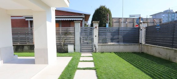 4-salle Villa à Monza, Italy No. 73817 31