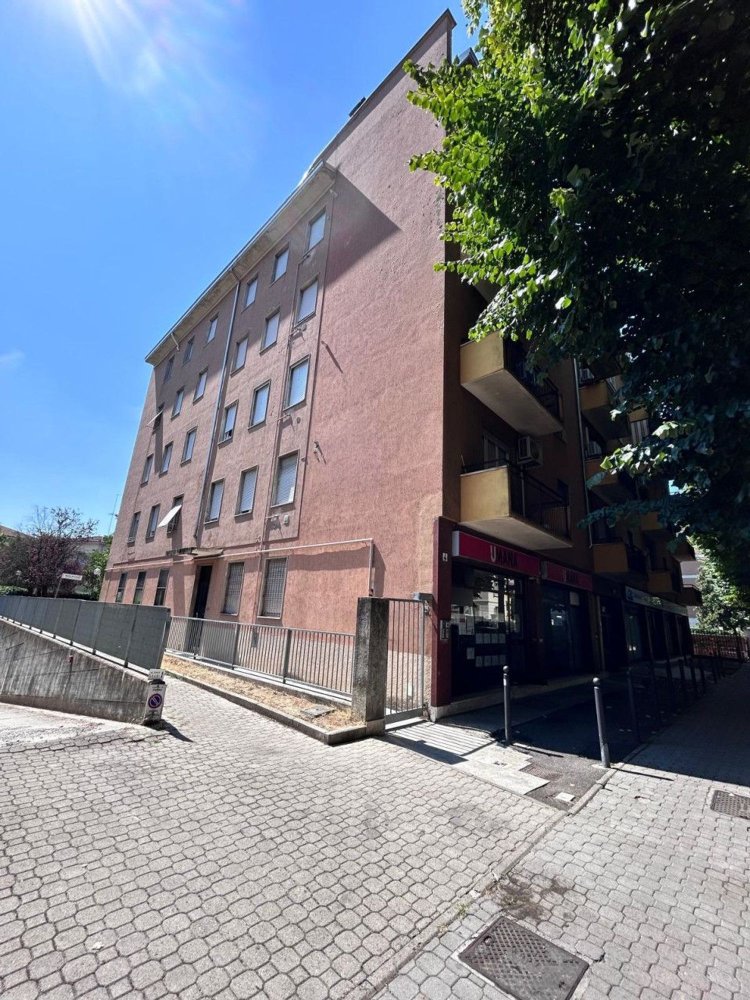 5 rooms Apartment in Parma, Italy No. 262950