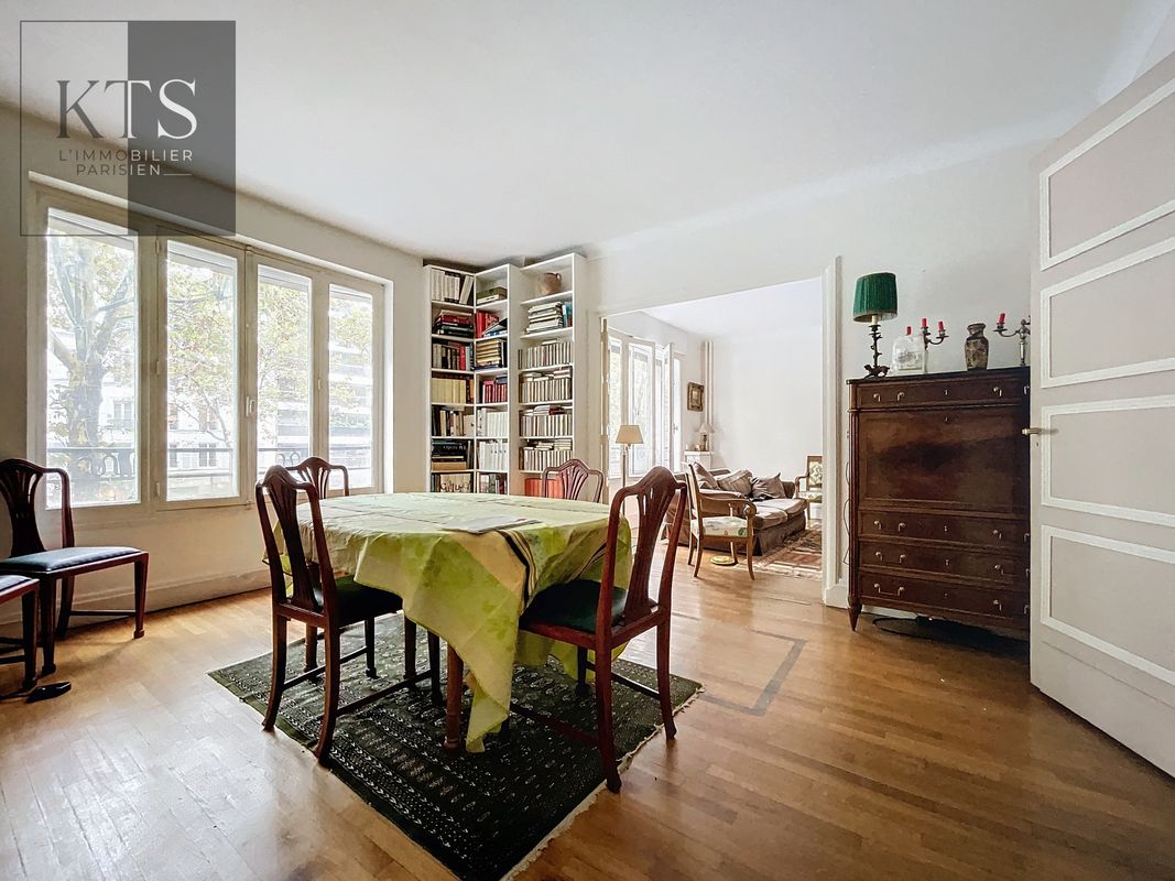3 bedrooms Apartment in Paris, France No. 189520