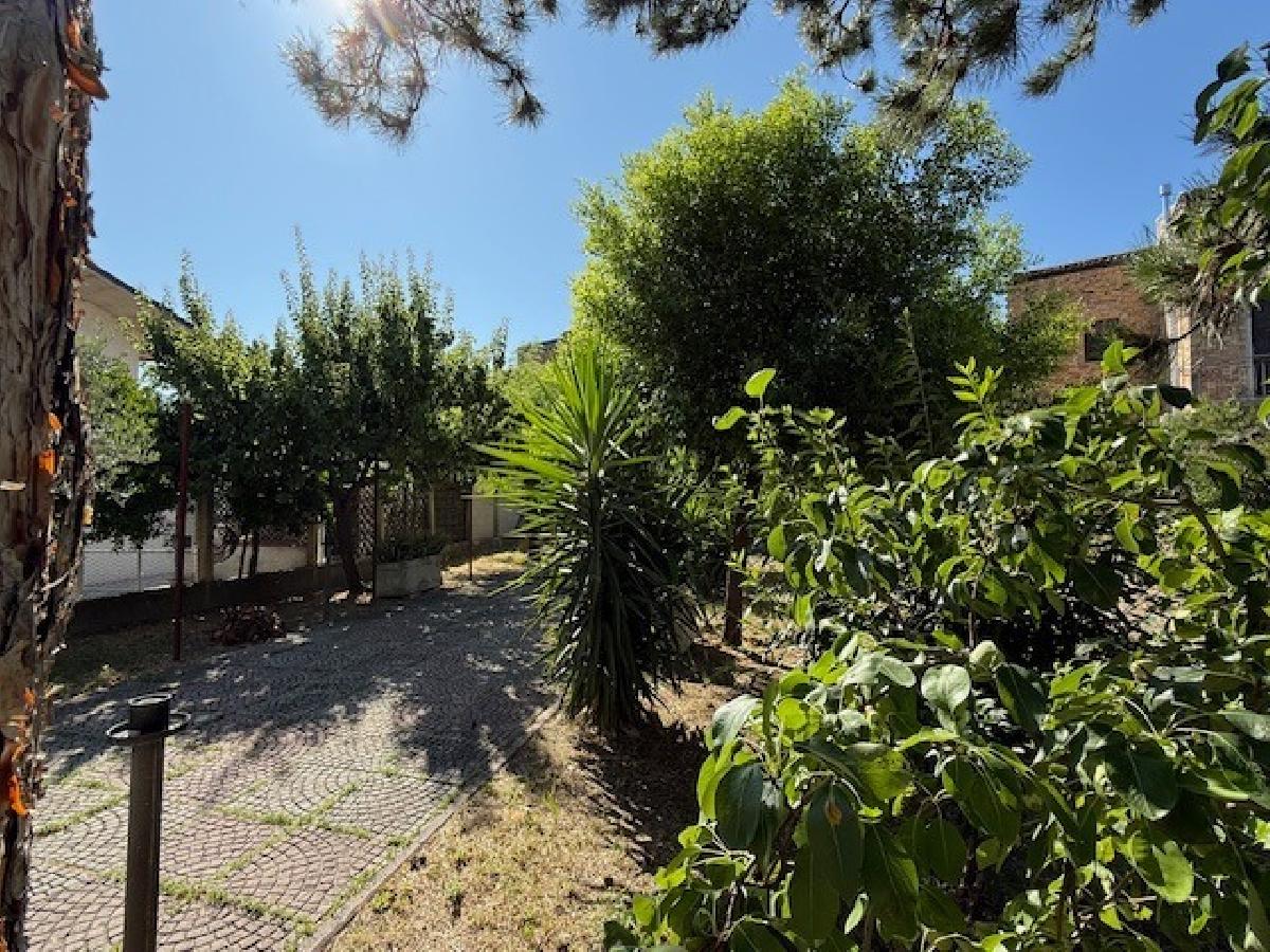 6 bedrooms House in Torre de' Passeri, Italy No. 375802