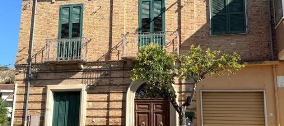 6 bedrooms House in Torre de' Passeri, Italy No. 375802 3