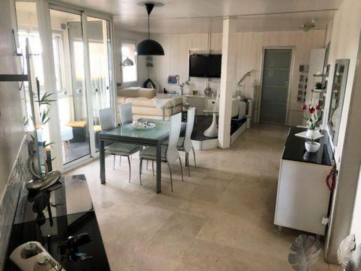 3 bedrooms Condo in Istres, France No. 15886