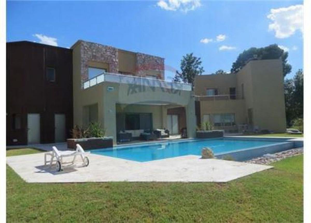 5 bedrooms House in Moreno, Argentina No. 3566