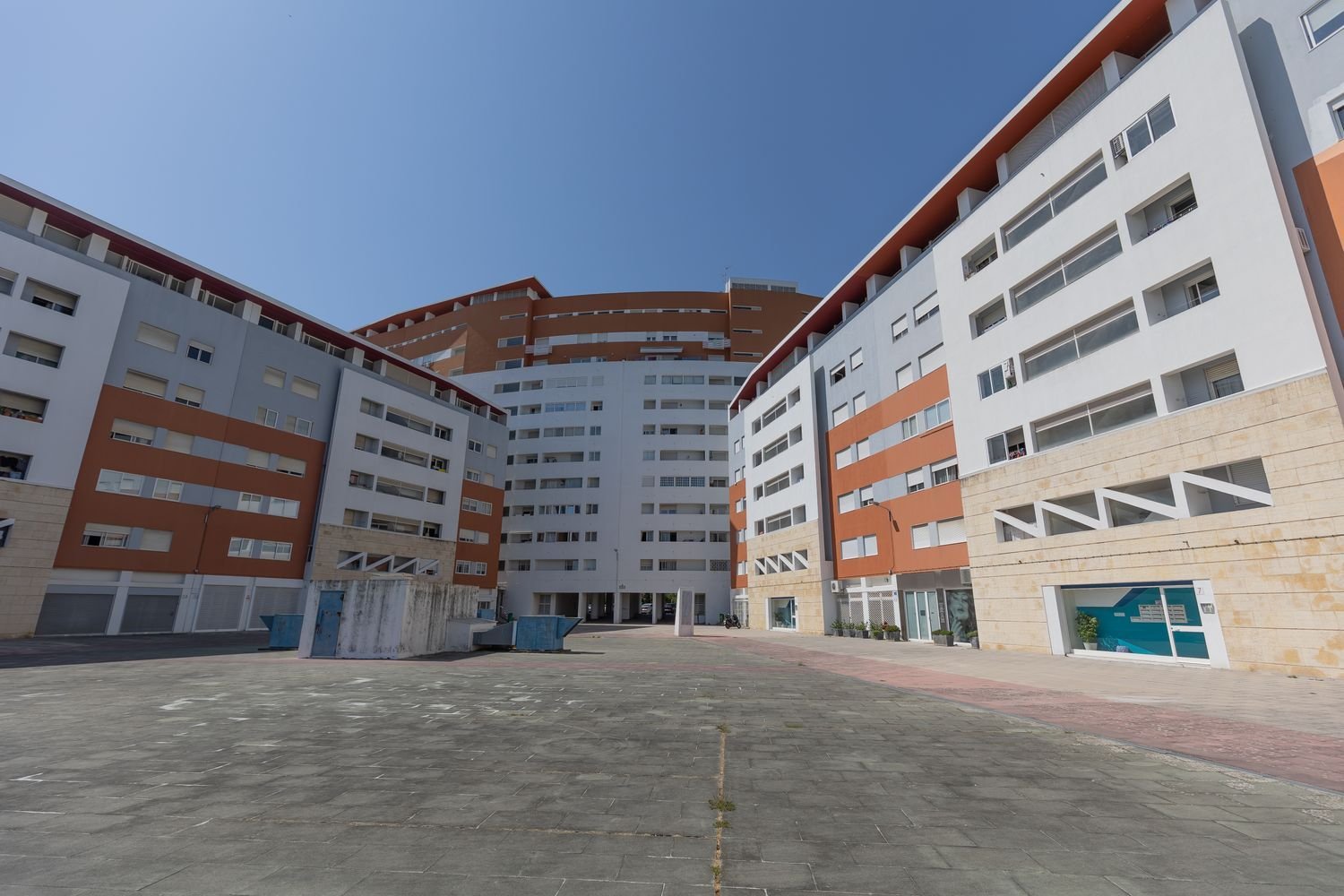 3 bedrooms Apartment in Amadora, Portugal No. 219947