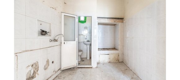 142m² Building in Lisbon, Portugal No. 100307 5