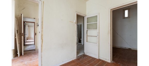 142m² Building in Lisbon, Portugal No. 100307 3