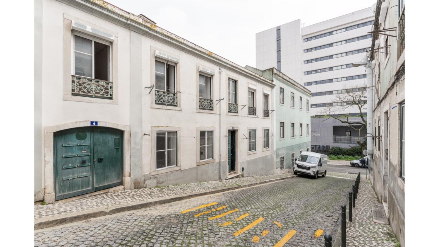 142m² Building in Lisbon, Portugal No. 100307