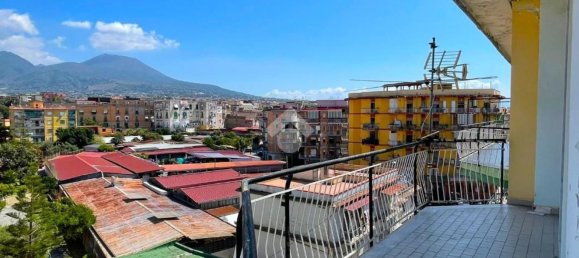Apartamento de 4 dormitorios en Portici, Italy No. 376769 13