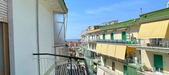 Apartamento de 4 dormitorios en Portici, Italy No. 376769 2