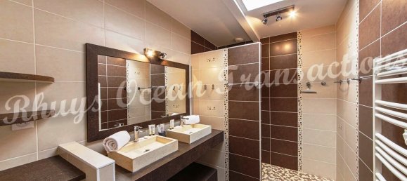 3 bedrooms Villa in Le Tour-du-Parc, France No. 261810 8