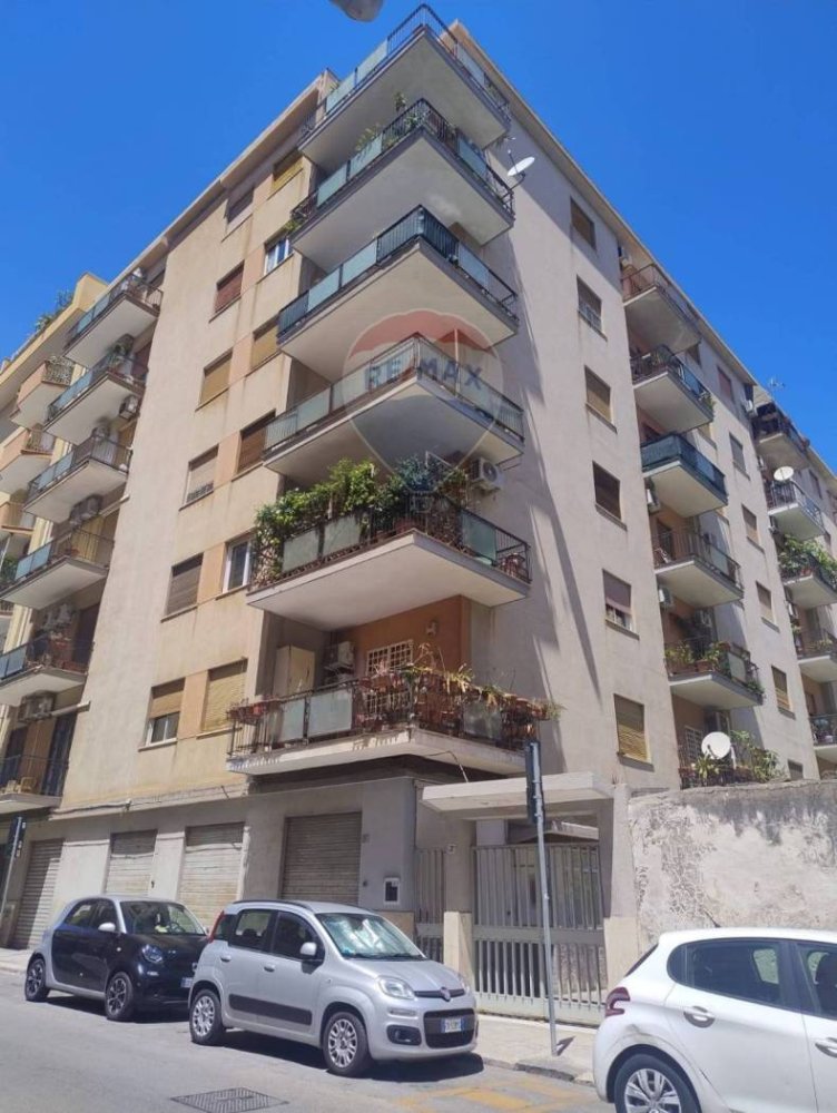 3 bedrooms Apartment in Palermo, Italy No. 335325