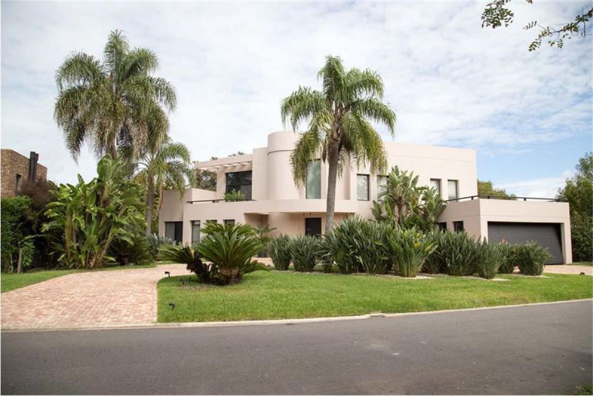 Casa de 5 dormitorios en Malvinas Argentinas, Argentina No. 16925