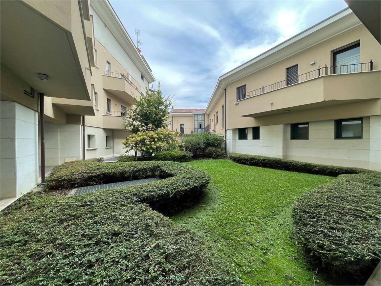 Bureau à Giussano, Italy 60m² No. 383943