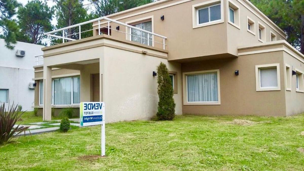 4 bedrooms House in Mar del Plata, Argentina No. 65033