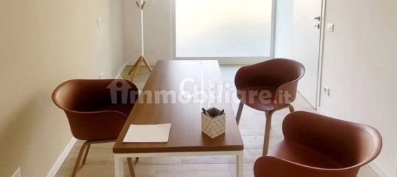 Коммерческая недвижимость с 2 комнатами в Рим, Италия № 131719 2