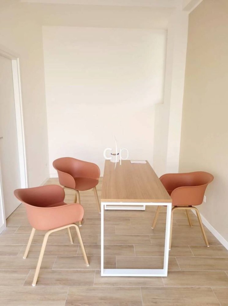 Коммерческая недвижимость с 2 комнатами в Рим, Италия № 131719