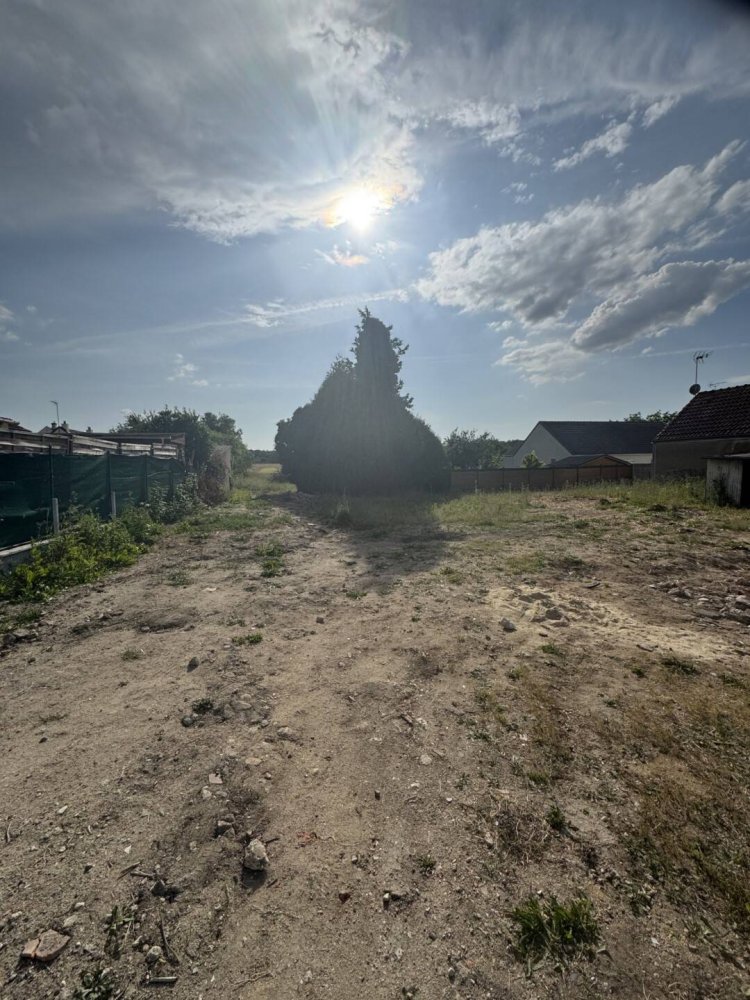  قطعة أرض في Saran, France 1070متر مربع رقم 257438