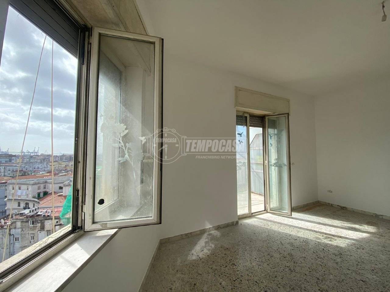 Apartamento de 2 dormitorios en Naples, Italy No. 99709