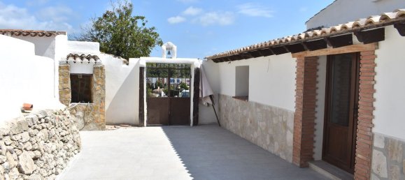 5 bedrooms Villa in Moraira, Spain No. 141337 3