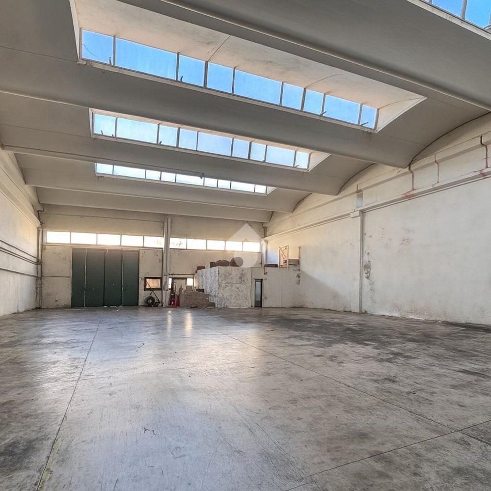 Entrepôt à Thiene, Italy 705m² No. 342484