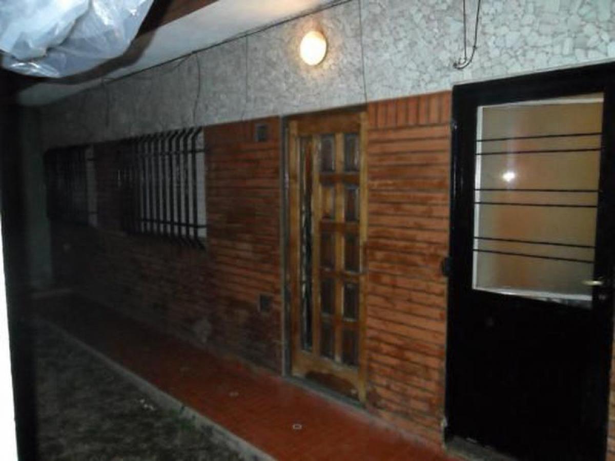 Casa de 2 dormitorios en Tres de Febrero, Argentina No. 60313