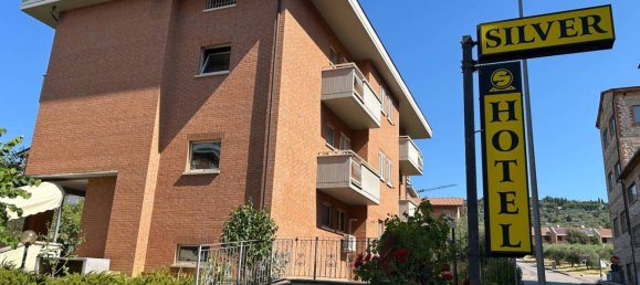 653m² Building in Perugia, Italy No. 353633 3