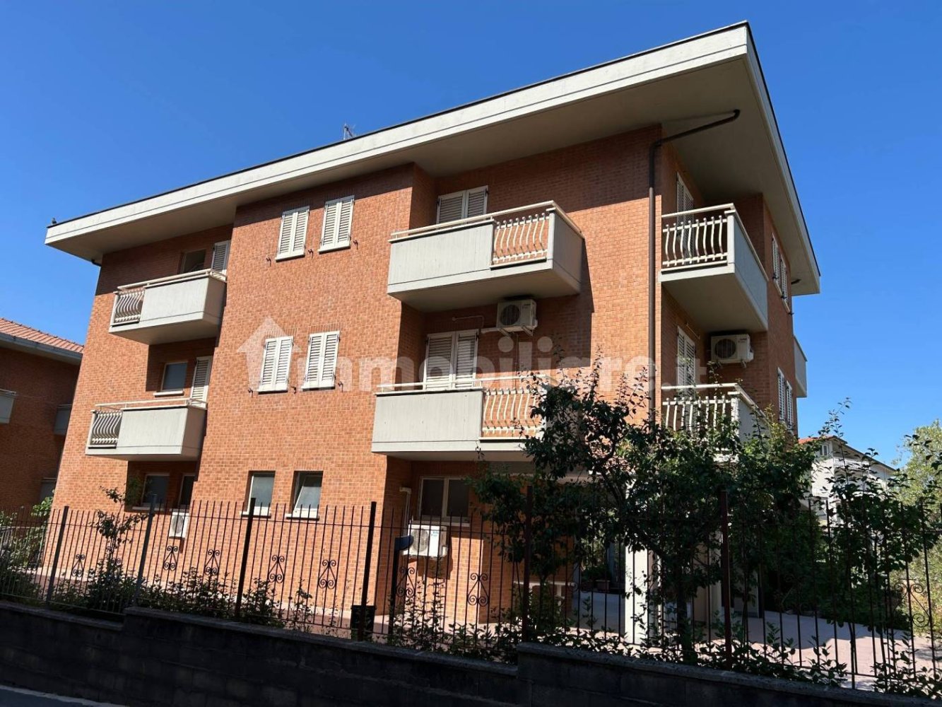 653m² Building in Perugia, Italy No. 353633