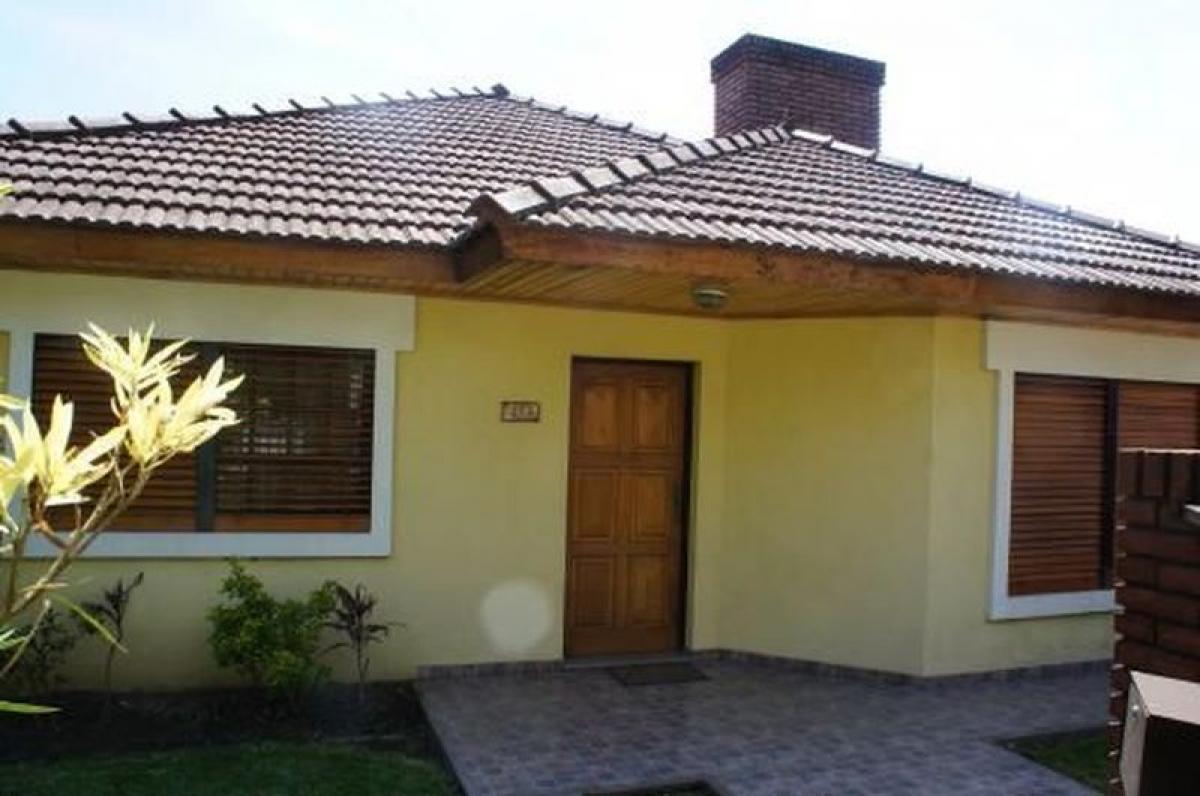 Casa de 3 dormitorios en Escobar, Argentina No. 73935