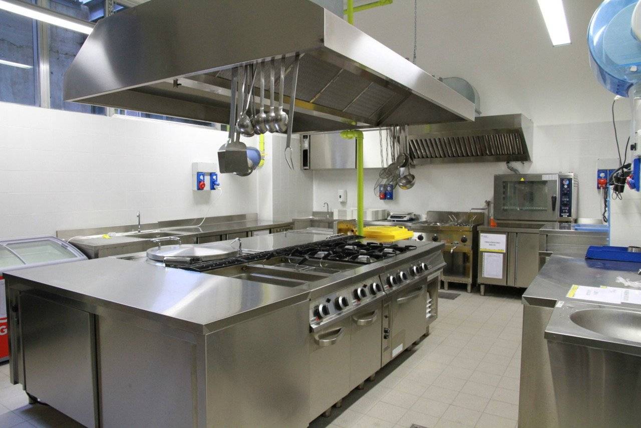 3 rooms Commercial property in Lucca, Italy No. 127774