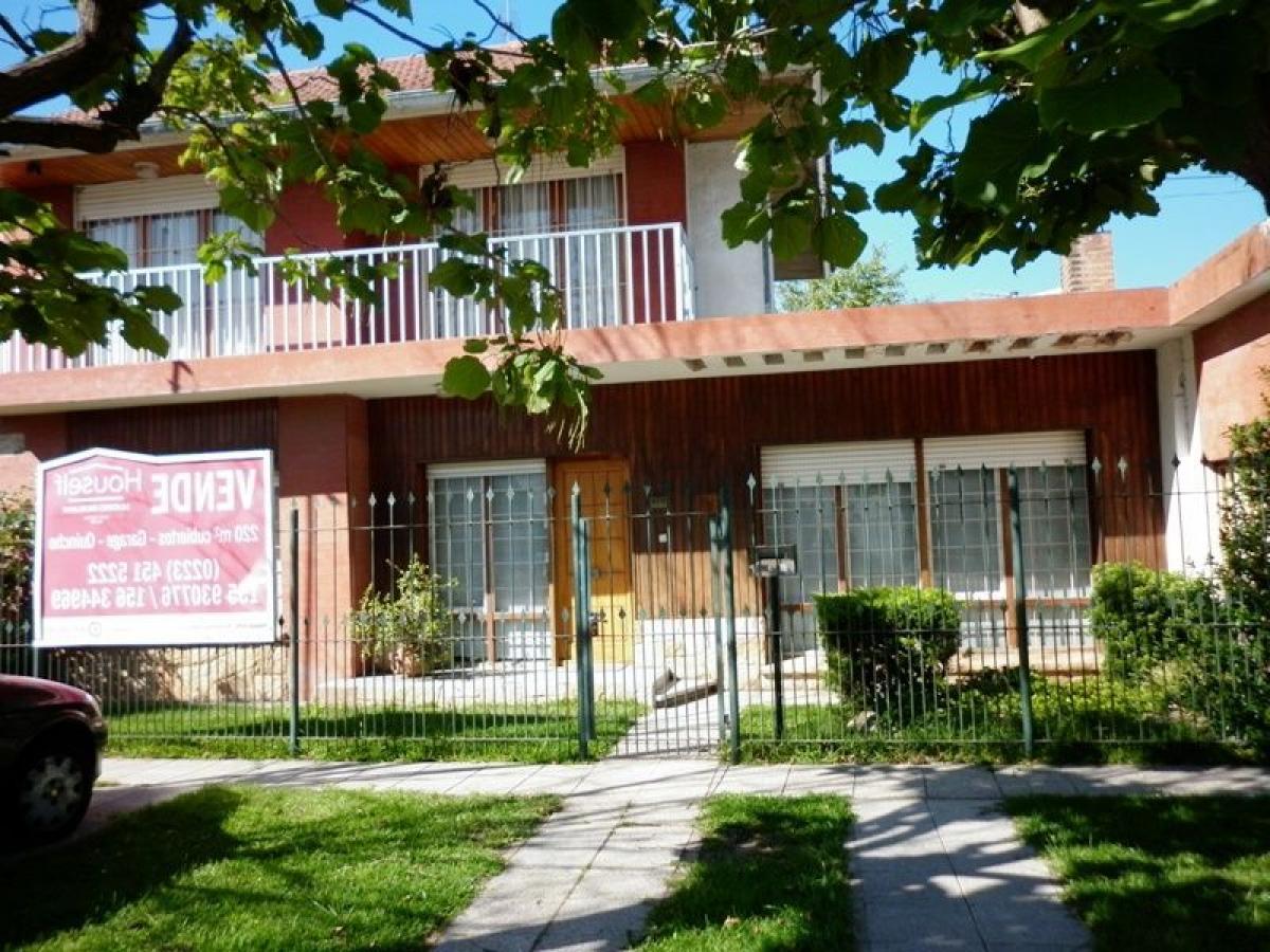 3 bedrooms House in Mar del Plata, Argentina No. 85378