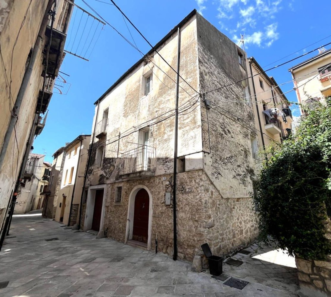 Casa de 8 habitaciónes en Fondi, Italy No. 281643