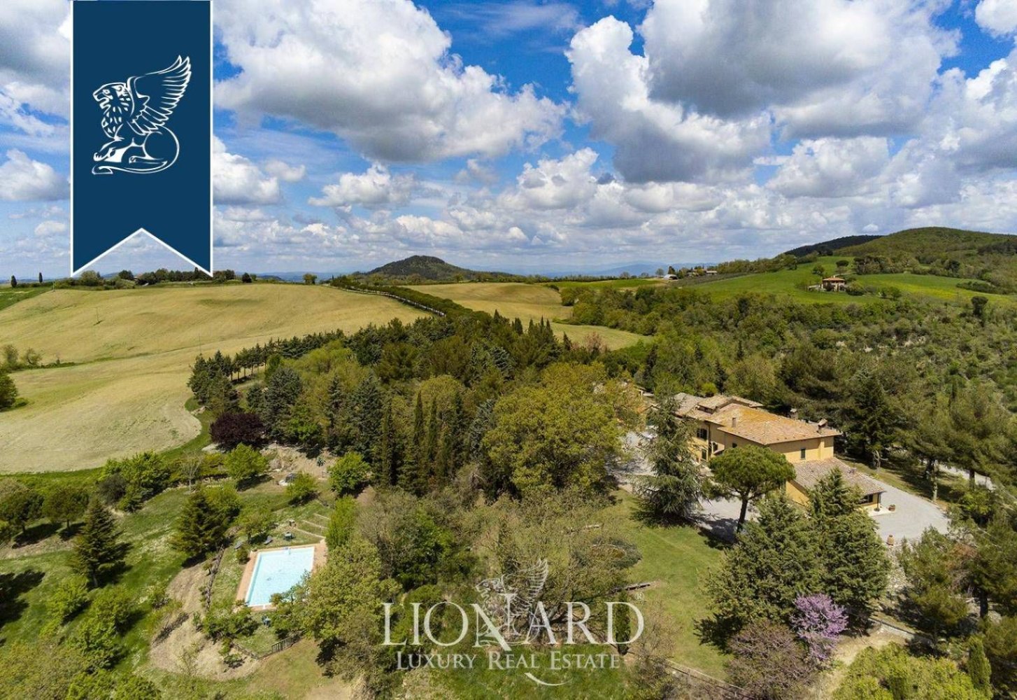 Отель, гостиница с 5 комнатами в Монтепульчано, Италия № 232183