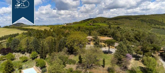 Отель, гостиница с 5 комнатами в Монтепульчано, Италия № 232183 2