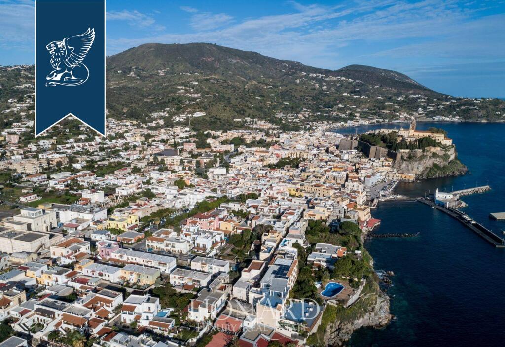 Hotel de 40 dormitorios en Lipari, Italy No. 370924