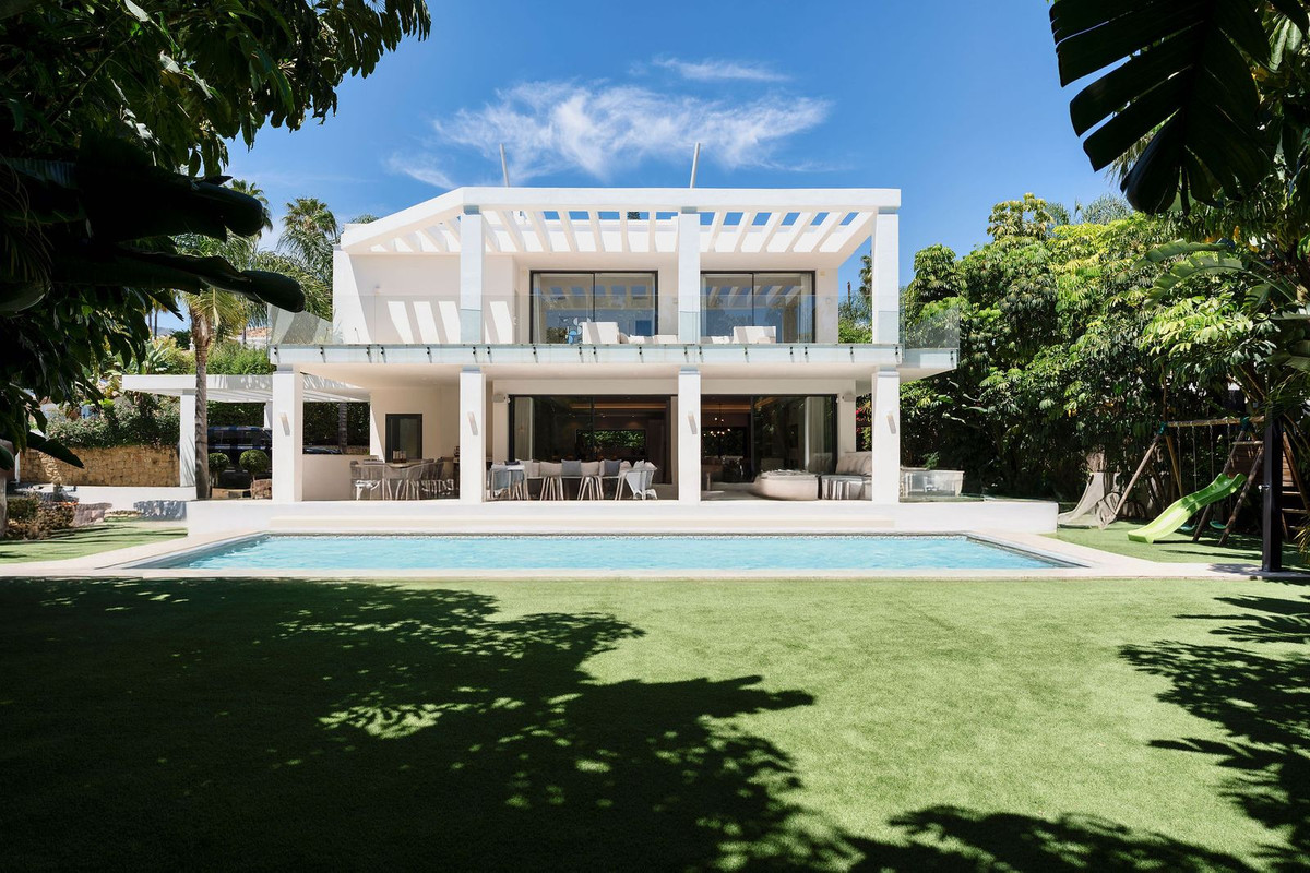 5 bedrooms Apartment in La Quinta, Spain No. 267013