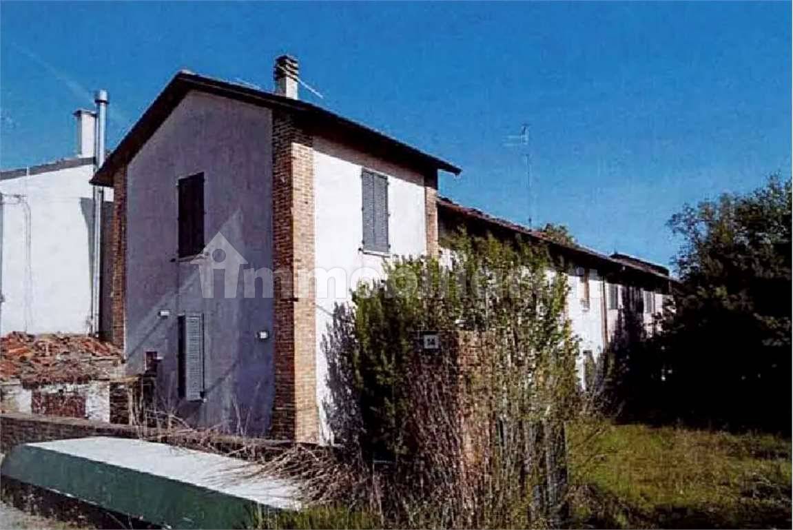1 room Building in Monticelli d'Ongina, Italy No. 207043
