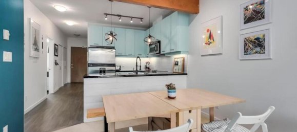 Studio in the Condo in British Columbia, Canada No. 1179 3