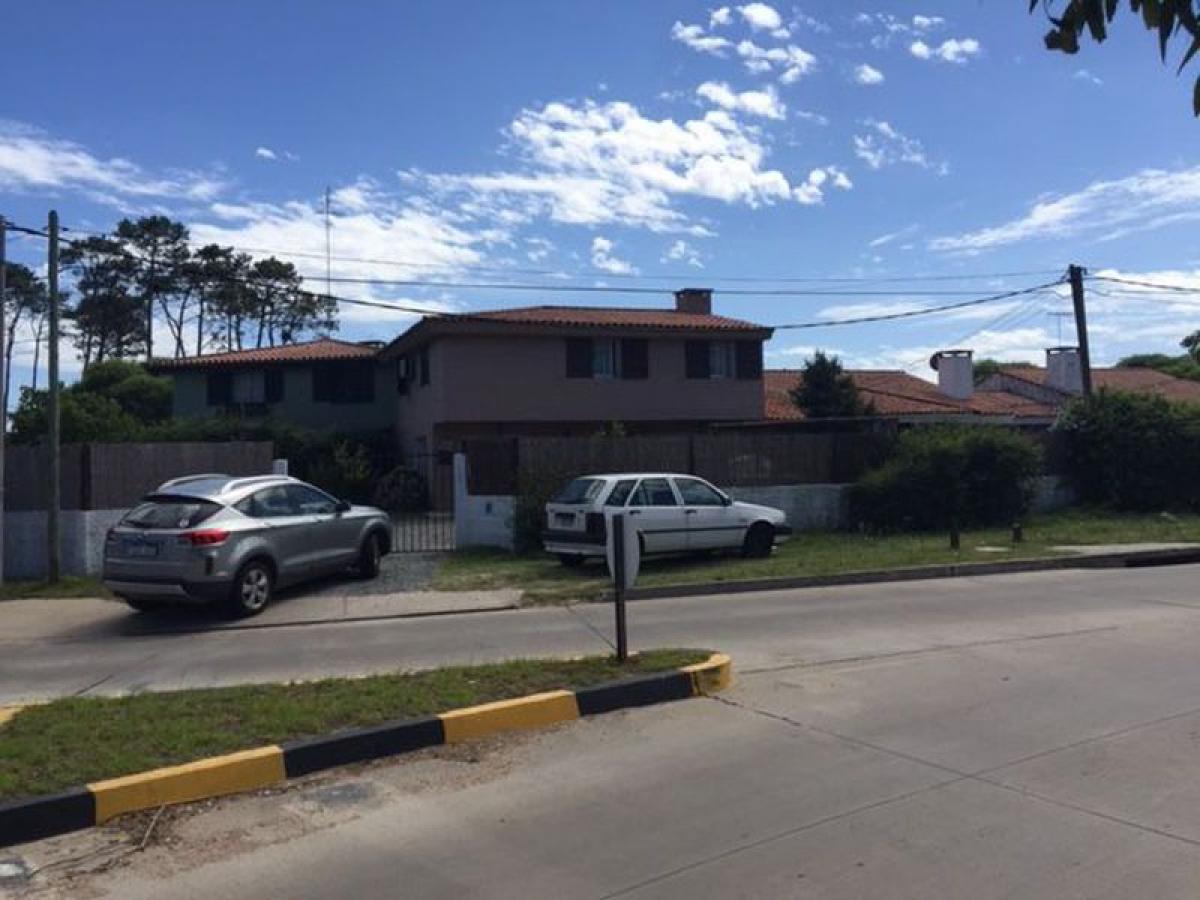 4 bedrooms House in Montevideo, Uruguay No. 1526