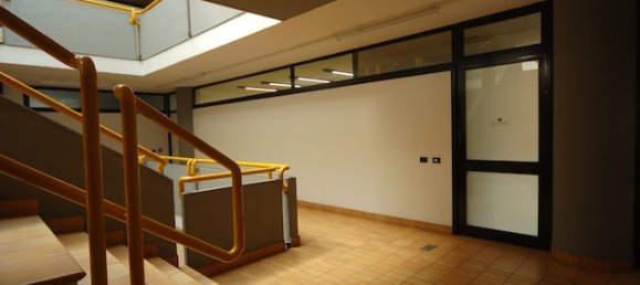 90m² Commercial property in San Benedetto del Tronto, Italy No. 75721 5