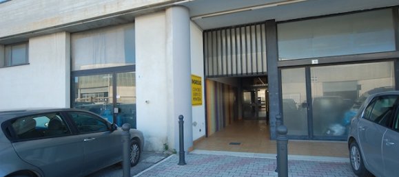 90m² Commercial property in San Benedetto del Tronto, Italy No. 75721 11