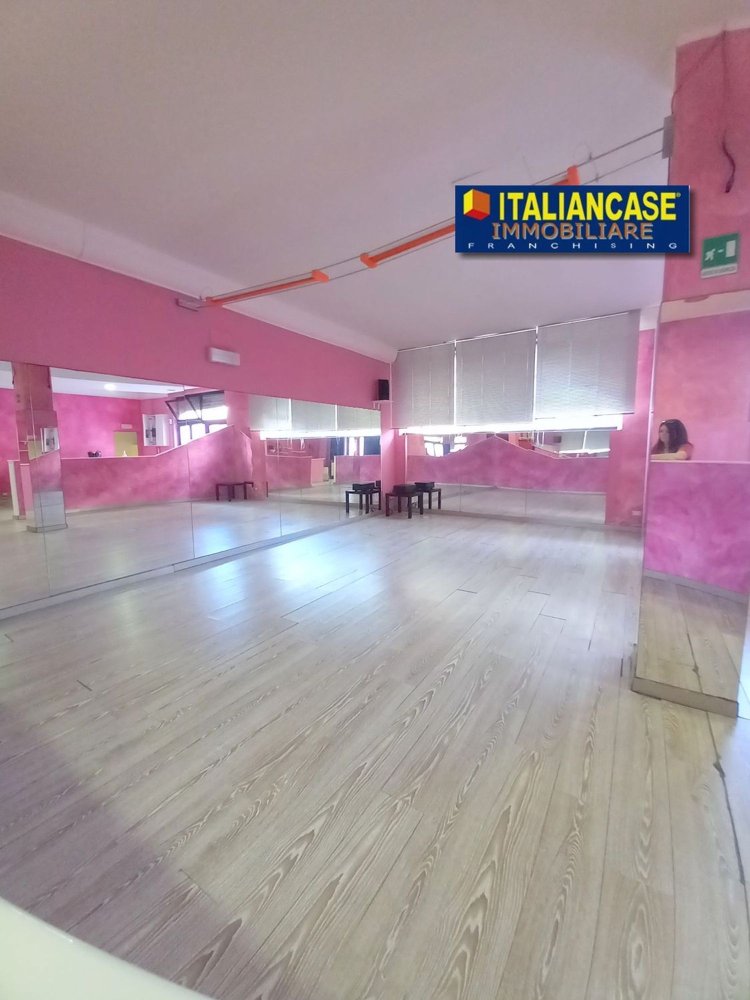  عقار تجاري في Pescara, Italy 225متر مربع رقم 271275