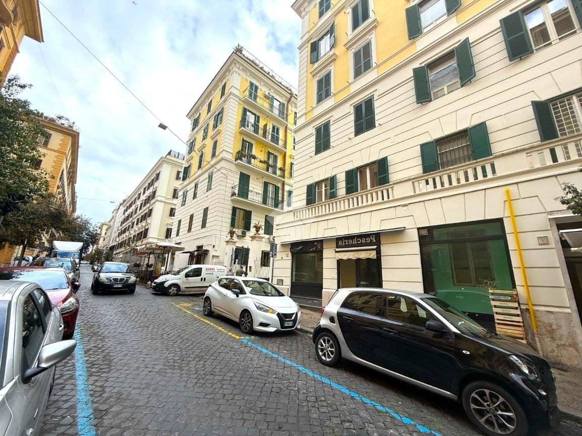 1 room Commercial property in Rome, Italy No. 273665