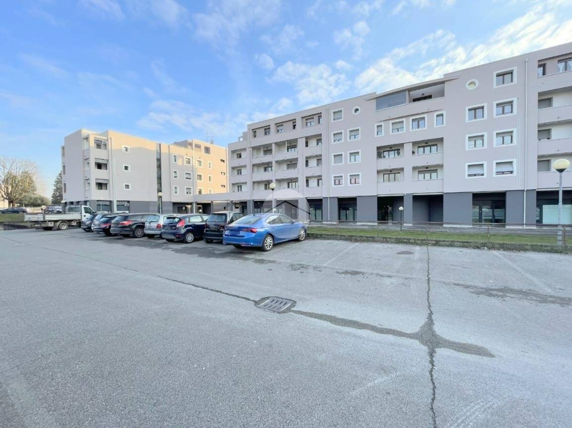 2 rooms Office in Brescia, Italy No. 212562