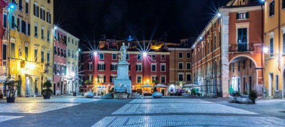 Casa de 8 divisões em Carrara, Italy N.º 48120 19