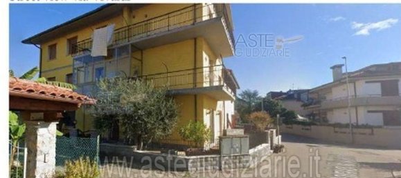 5 rooms Apartment in Lamporecchio, Italy No. 40727 3
